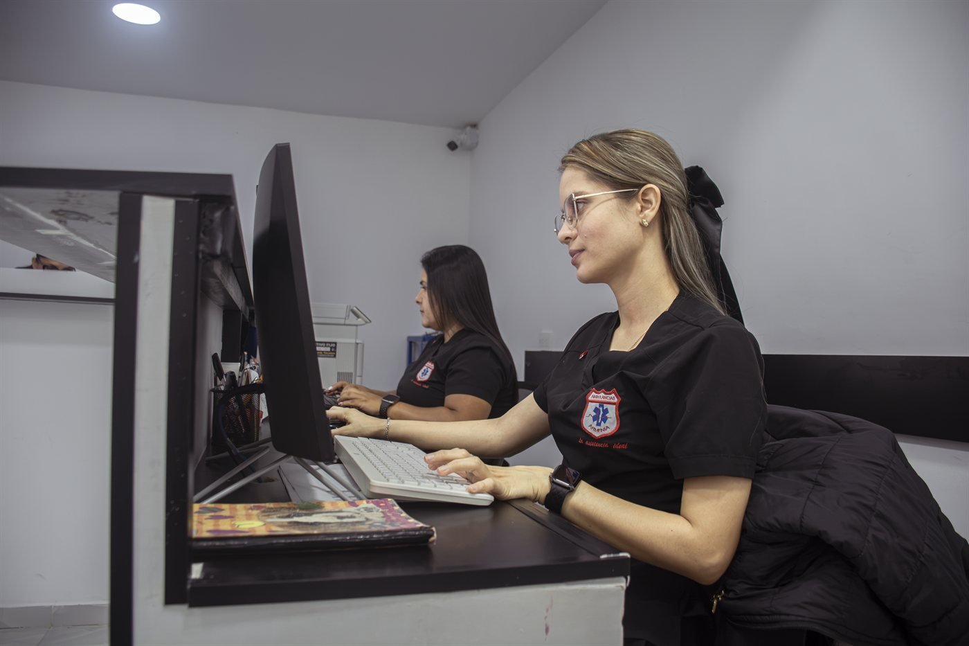 Operador coordinando despacho en la central de emergencias
